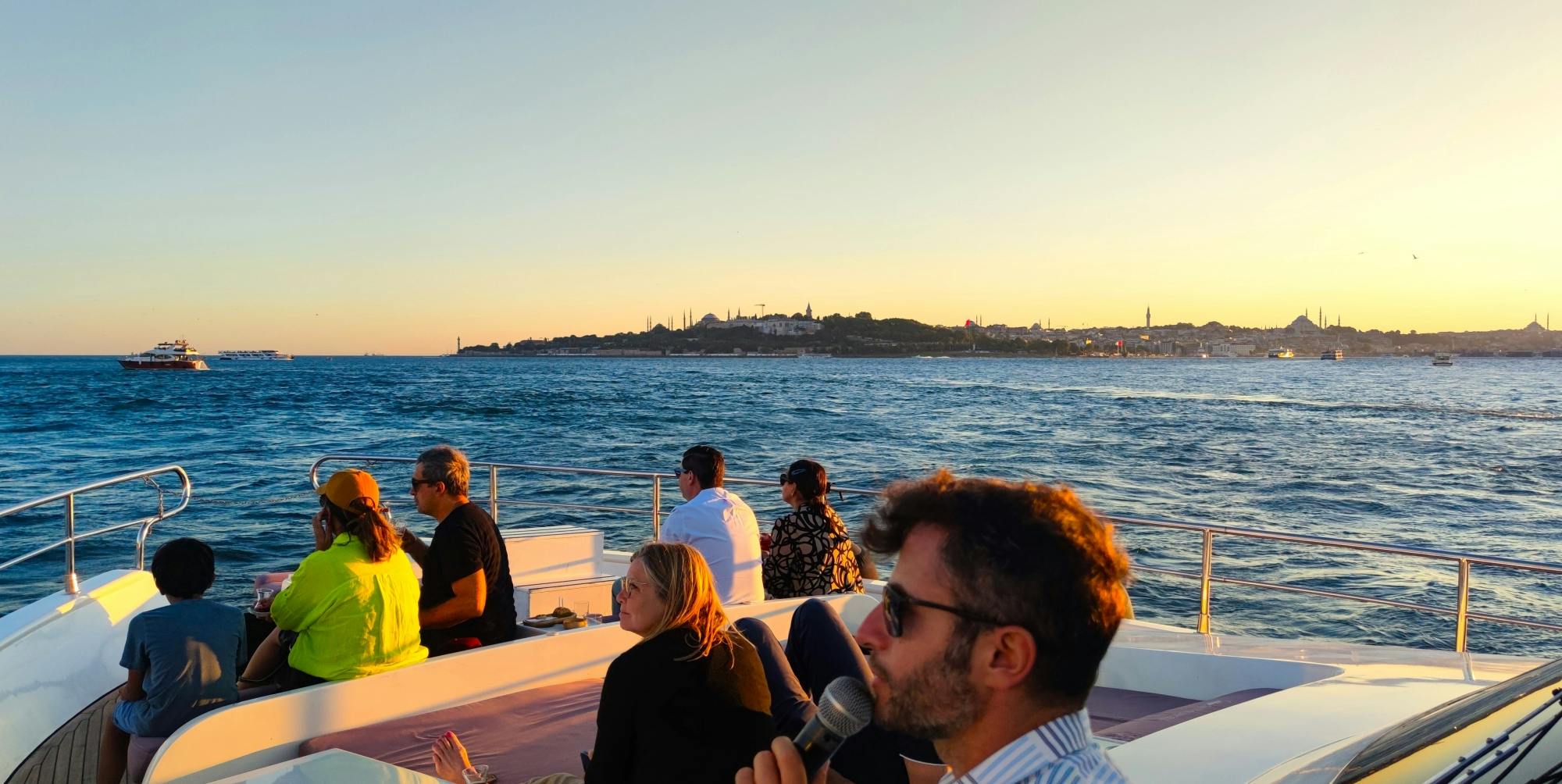 Sonnenuntergangskreuzfahrt auf dem Bosporus auf einer Luxusyacht mit Guide