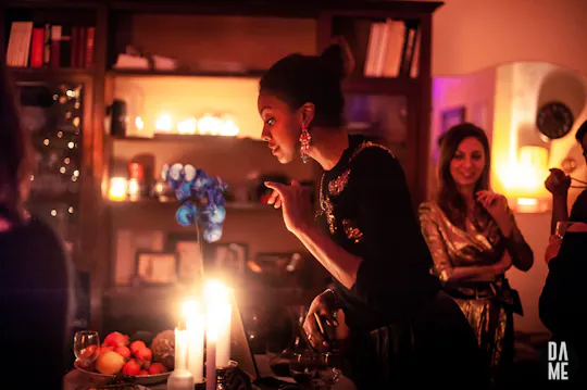 Ein geheimes Abendessen mit Hauskonzert