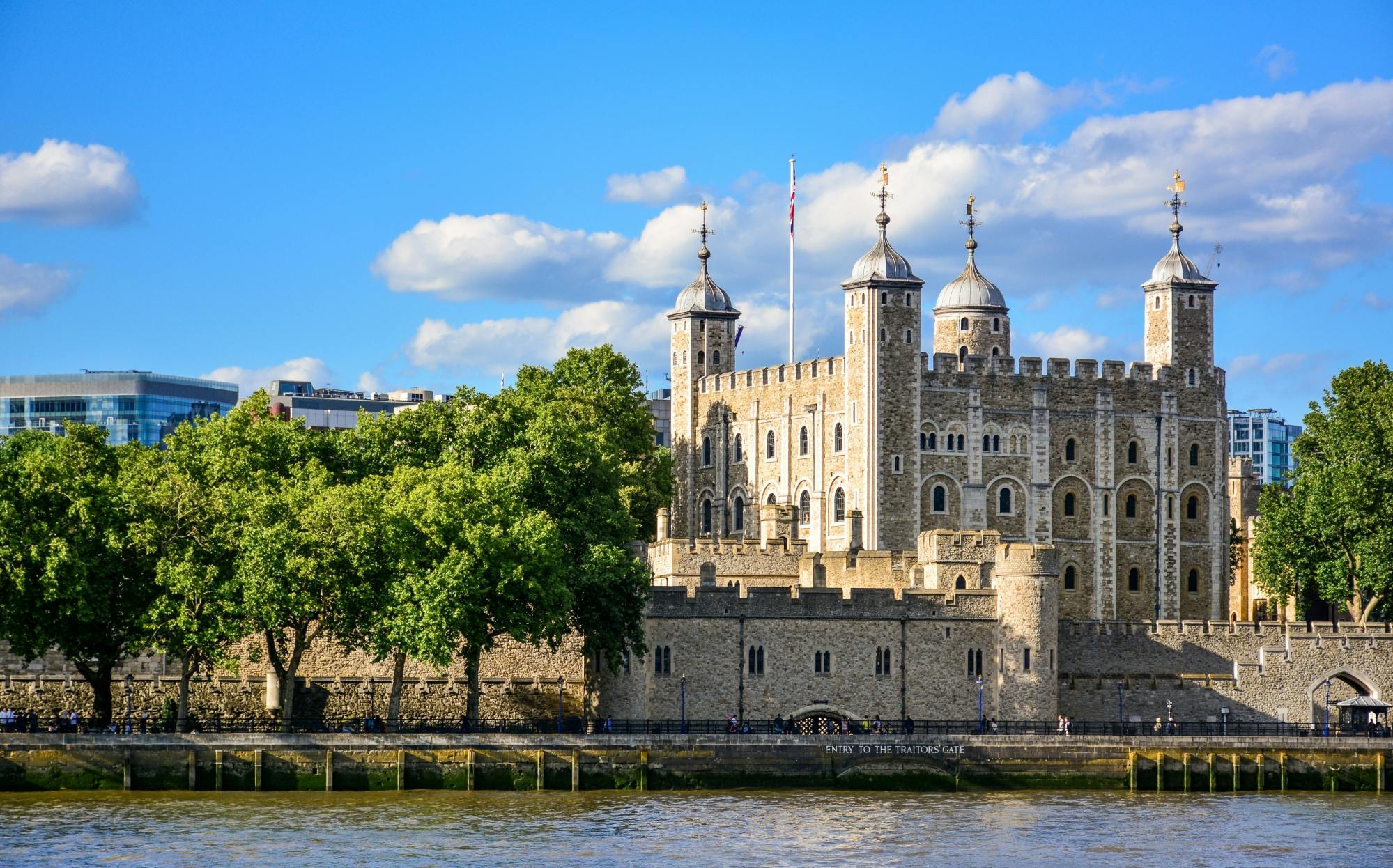 Tower of London, Thames River Ride en wisseling van de wachttour