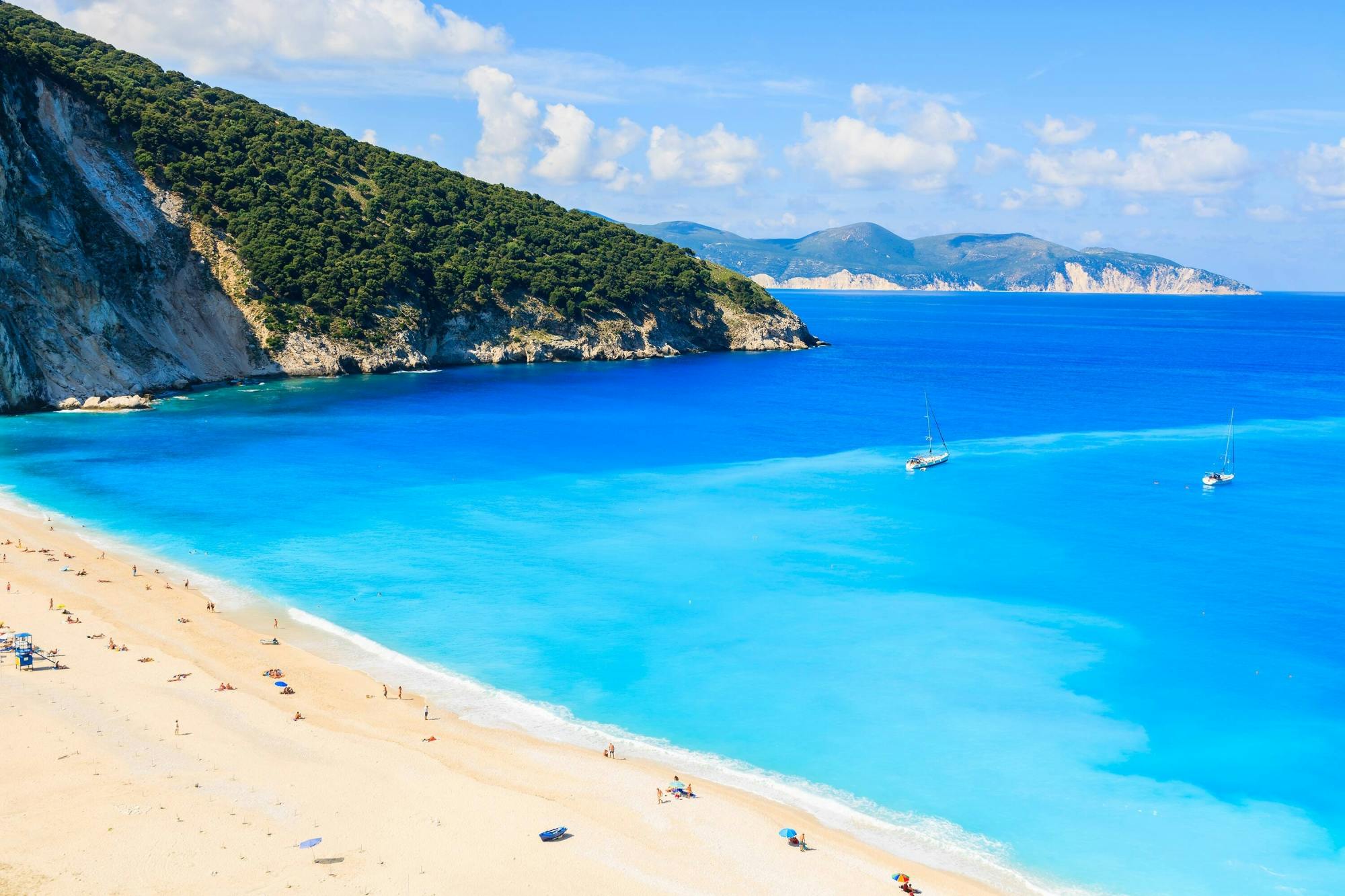 Día de playa en la playa de Petani, Cefalonia