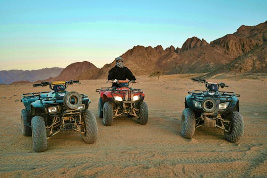 Coucher de soleil en quad avec barbecue et balade à dos de chameau à Marsa Alam