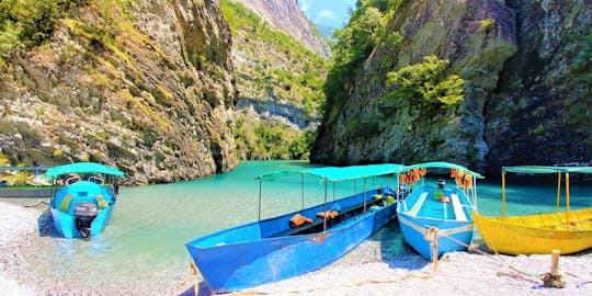 Båttur till Komani-sjön, det ”albanska Thailand