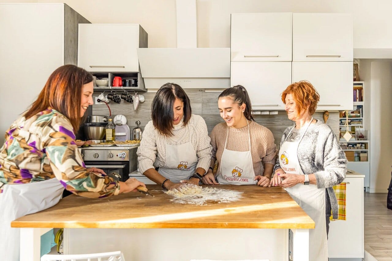 Aula de macarrão e tiramisu em um local perto do Lago de Garda