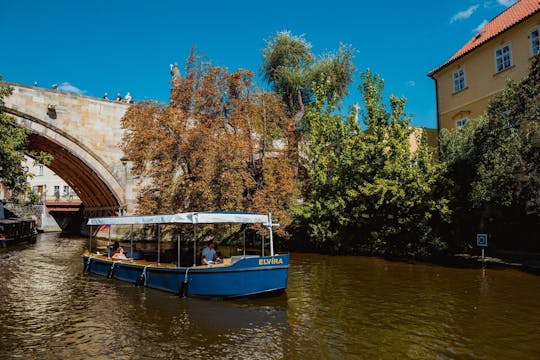Bootsfahrt auf dem Čertovka-Kanal in Prag