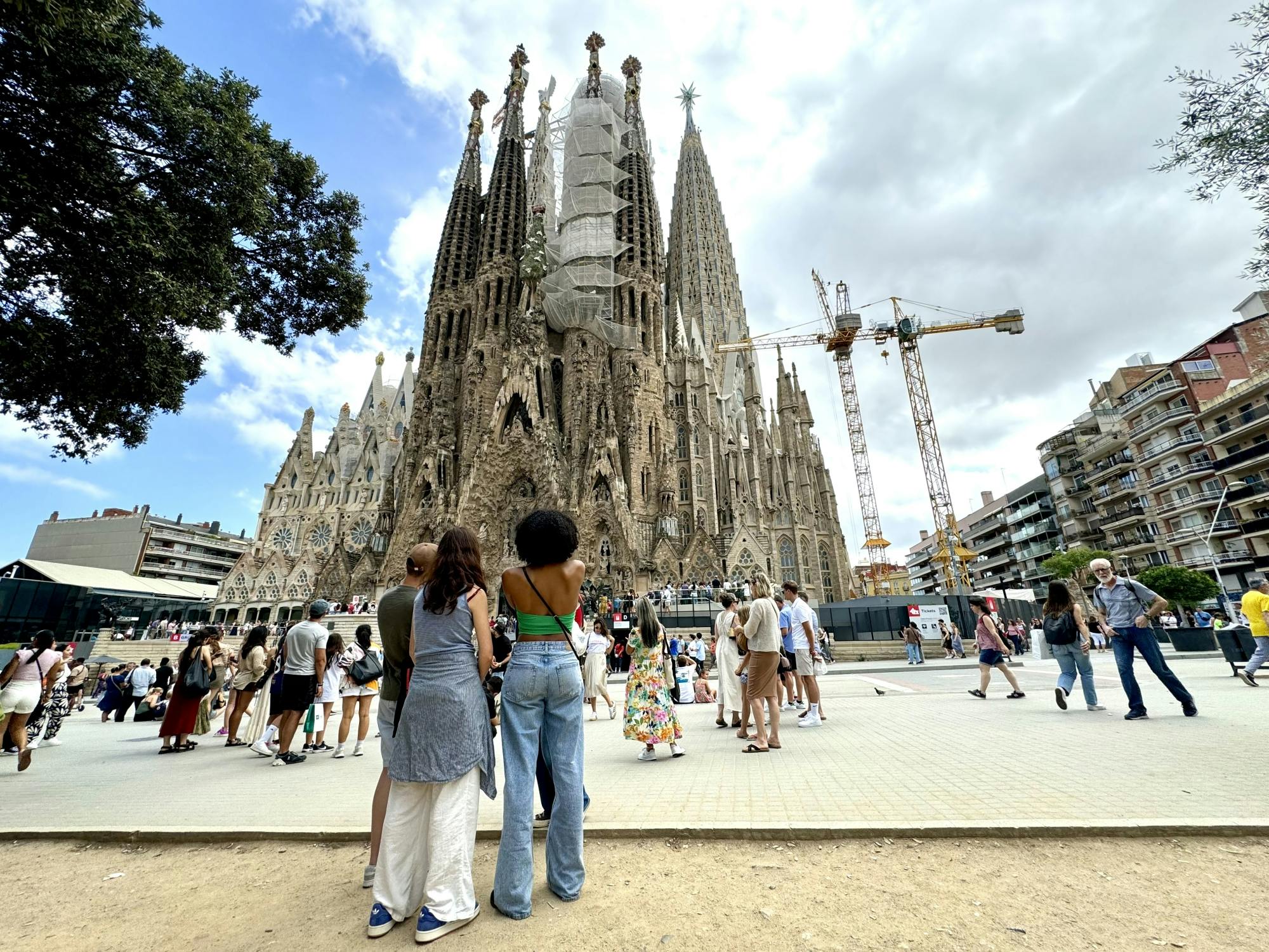 Sagrada Familia and Pedrera Small Group Tour with Glass of Cava