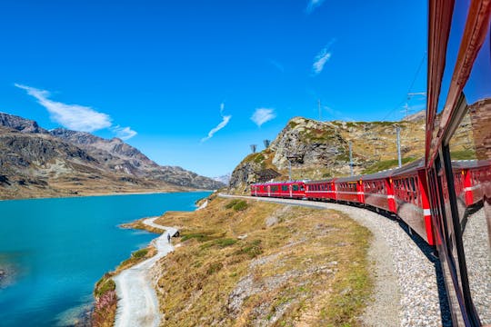 St. Moritz y los Alpes suizos con el tren rojo Bernina desde Milán