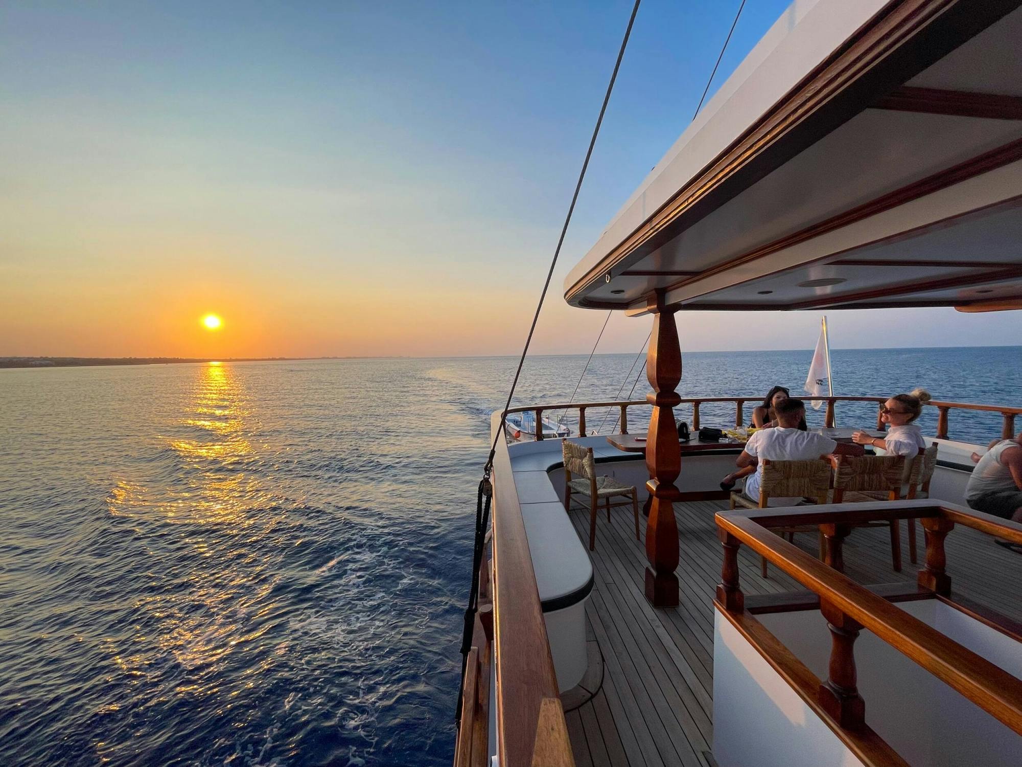 Crucero al atardecer con boleto de Aerosa