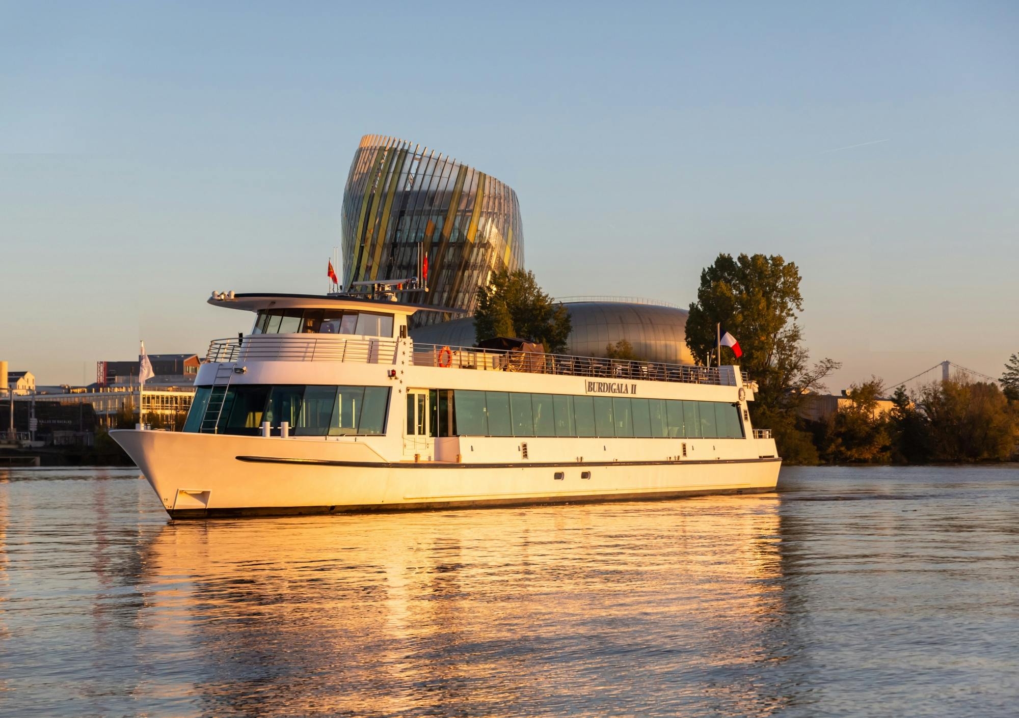 Premium Cruise, Glass of Wine and Canelé in Bordeaux