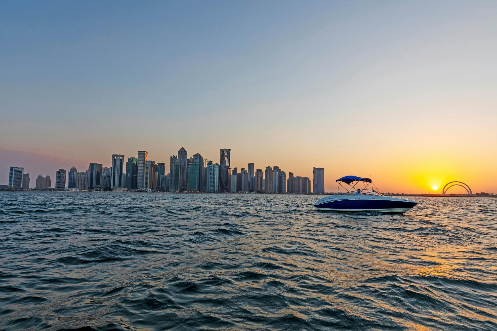 Crucero en barco al atardecer por Doha con bebidas