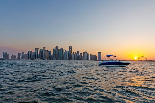 Cruzeiro de barco ao pôr do sol em Doha com bebidas