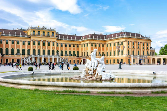 Skip-the-Line Schönbrunn Palace and Gardens with Guide in French