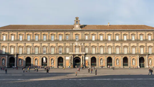 Entrada no Palácio Real de Nápoles com guia áudio