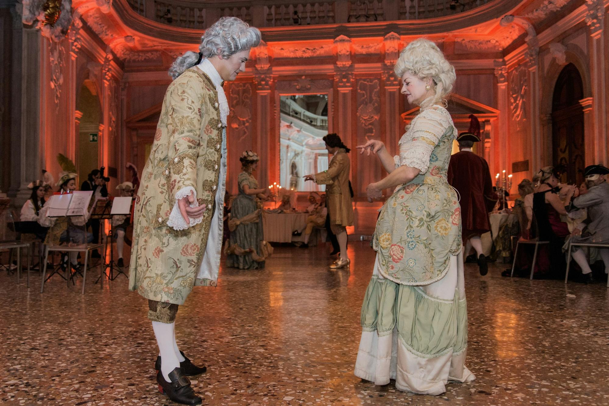 Dîner et bal au cœur du carnaval dans la salle historique du Ridotto