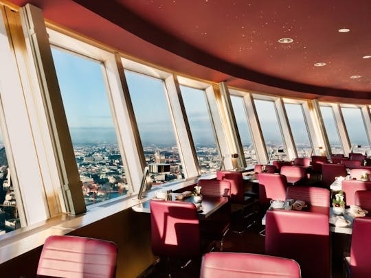 Billets coupe-file pour la tour TV de Berlin avec table côté fenêtre au restaurant