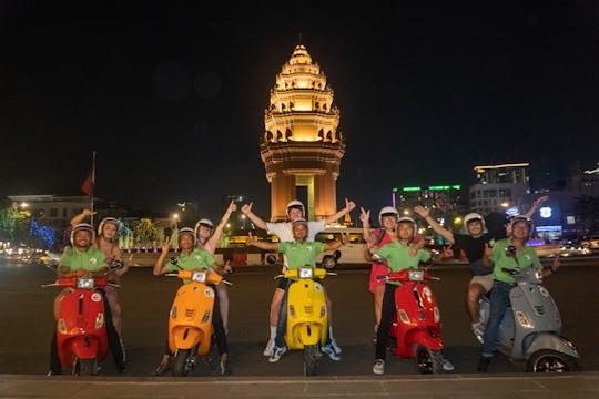 Excursão gastronômica noturna em Vespa em Phnom Penh