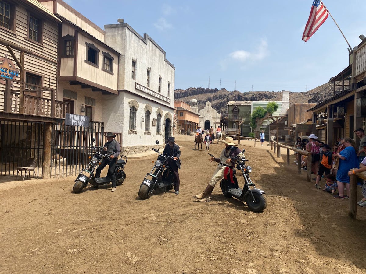 E-Bike- oder E-Scooter-Tour durch Maspalomas mit Wild West Sioux City Park