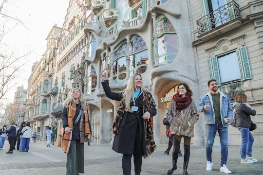 Tour privato a piedi del meglio di Gaudí a Barcellona con una guida locale