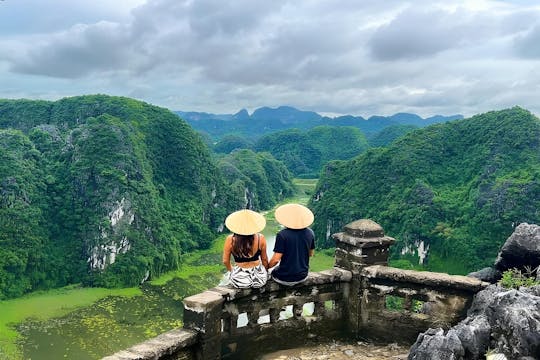 Hoa Lu, Tam Coc en Mua-grot uit Hanoi met lunchbuffet