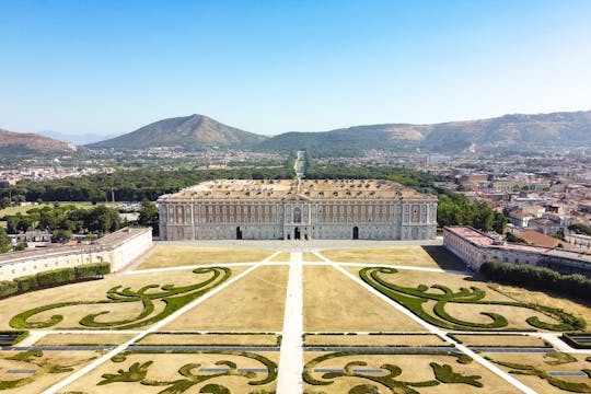 Visita en grupo reducido al Palacio Real de Caserta con traslado en autobús a los Jardines Ingleses