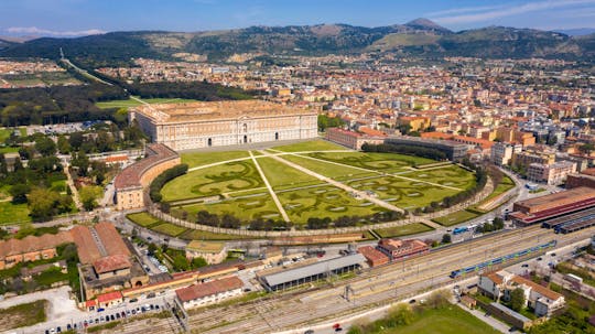 Visita privada del Palacio Real de Caserta con traslado en autobús a los Jardines Ingleses