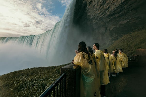 Niagara Falls: Walking Tour and Journey Behind the Falls Ticket