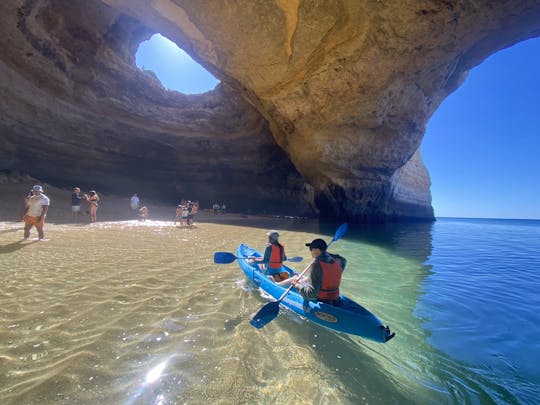 Experiencia de kayak en la cueva de Benagil con un guía local.