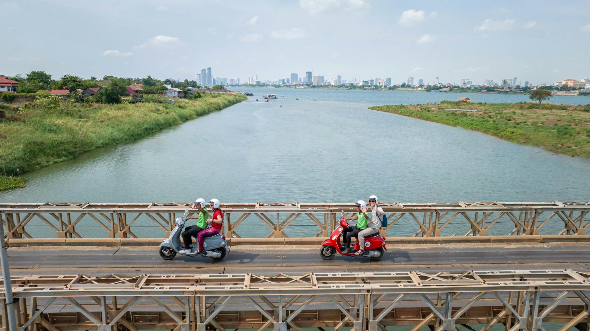 Excursion d'une journée en Vespa sur l'île de la Soie à Phnom Penh