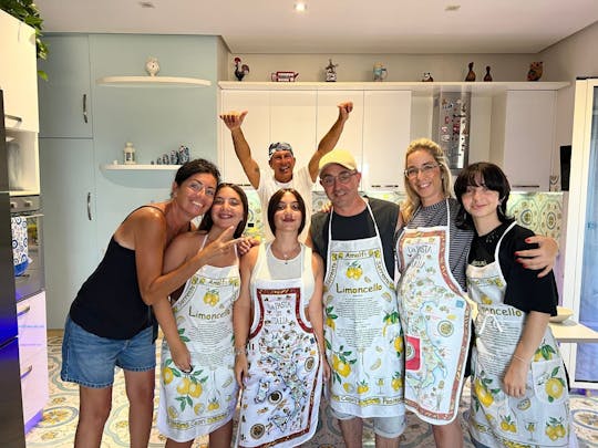 Aula de culinária típica italiana e jantar com vista em Nápoles