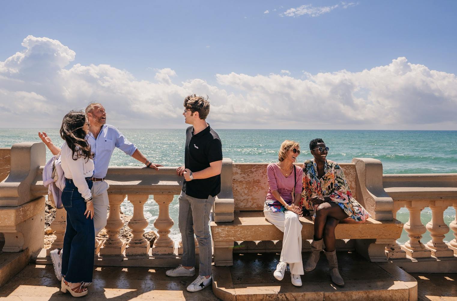 Visite de la ville de Sitges et dégustation de vins locaux avec excursion en voilier