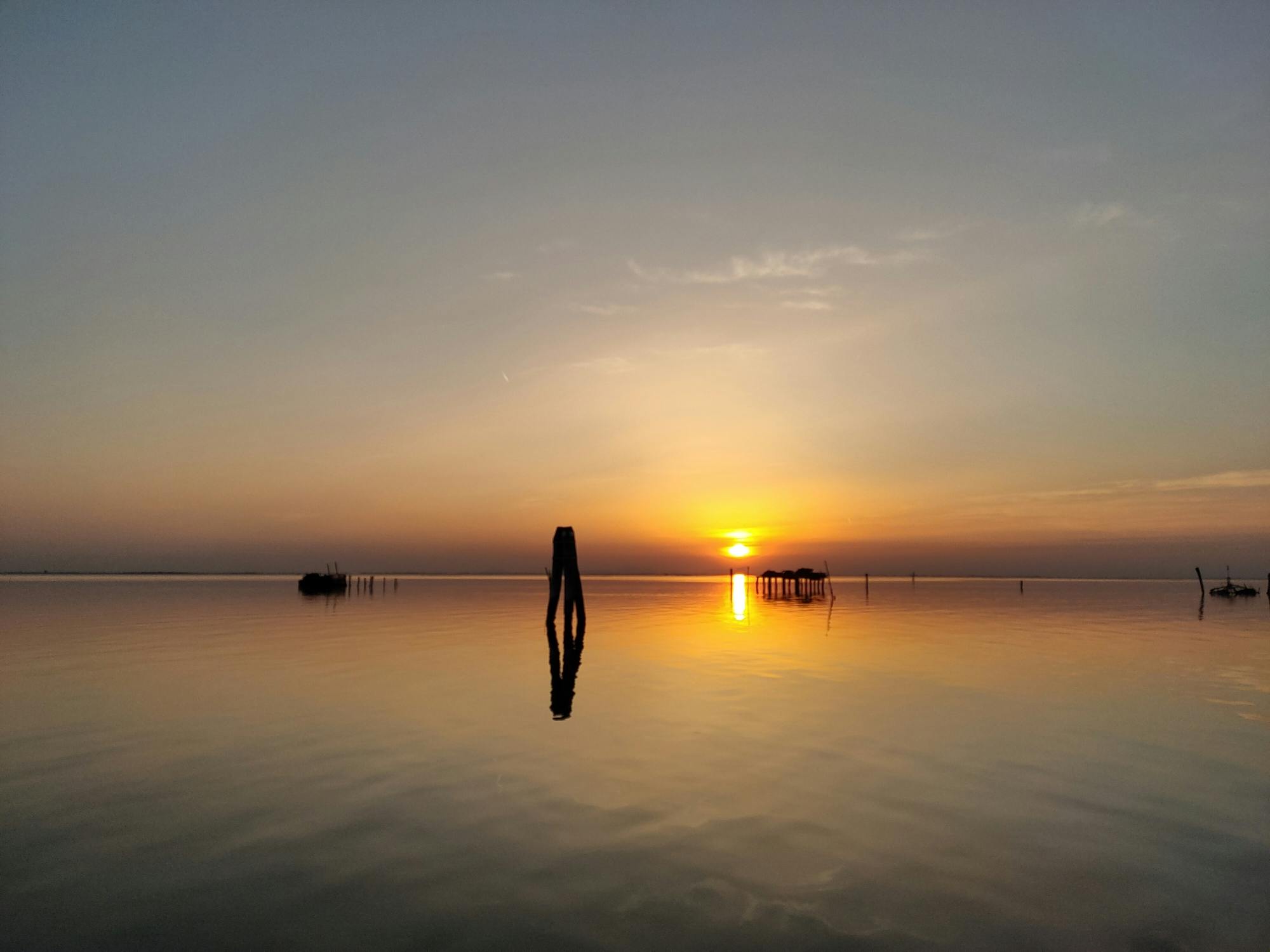 Paseo en barco por la hora dorada de la laguna veneciana