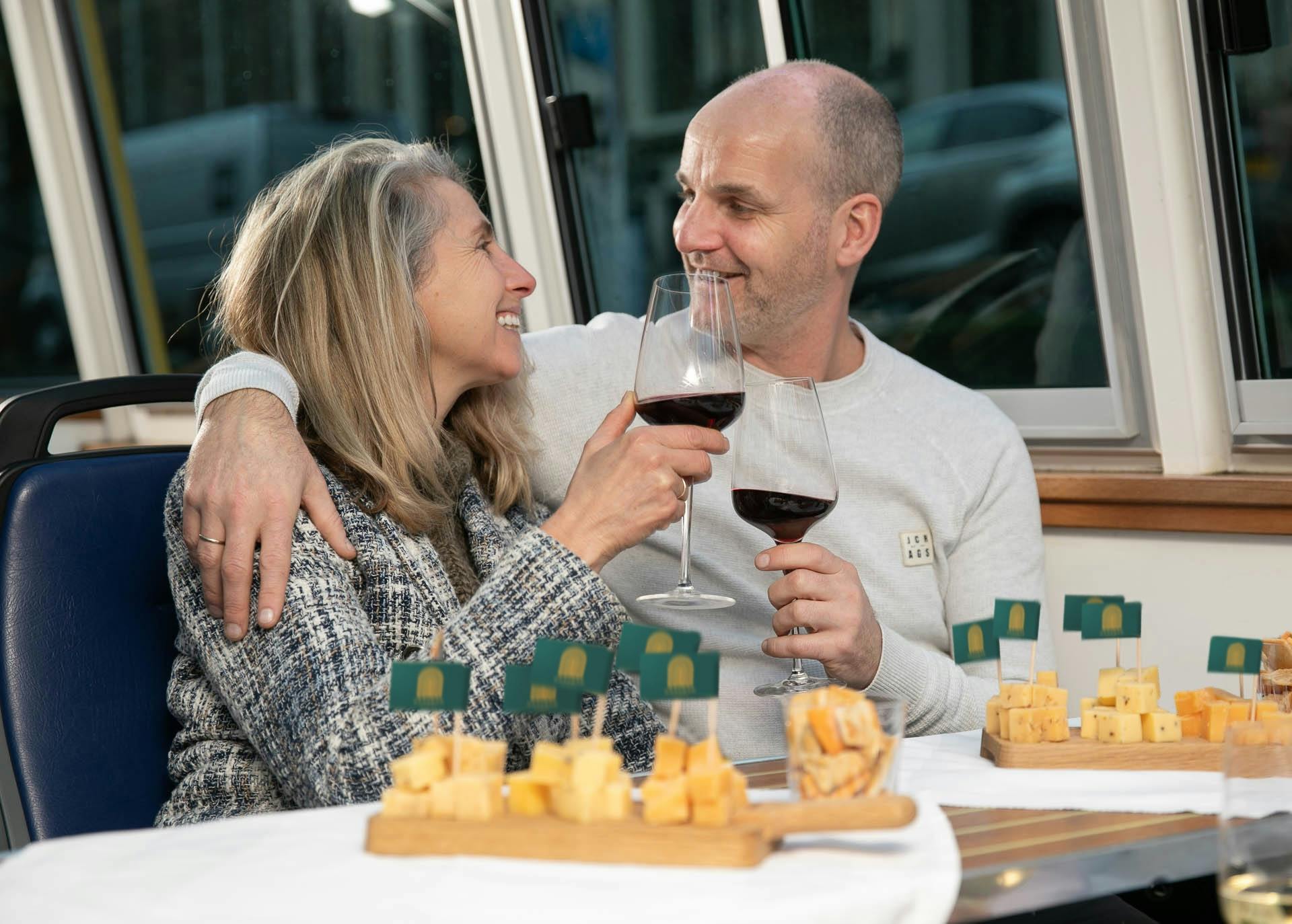 Crociera con formaggio e vino ad Amsterdam attraverso i canali