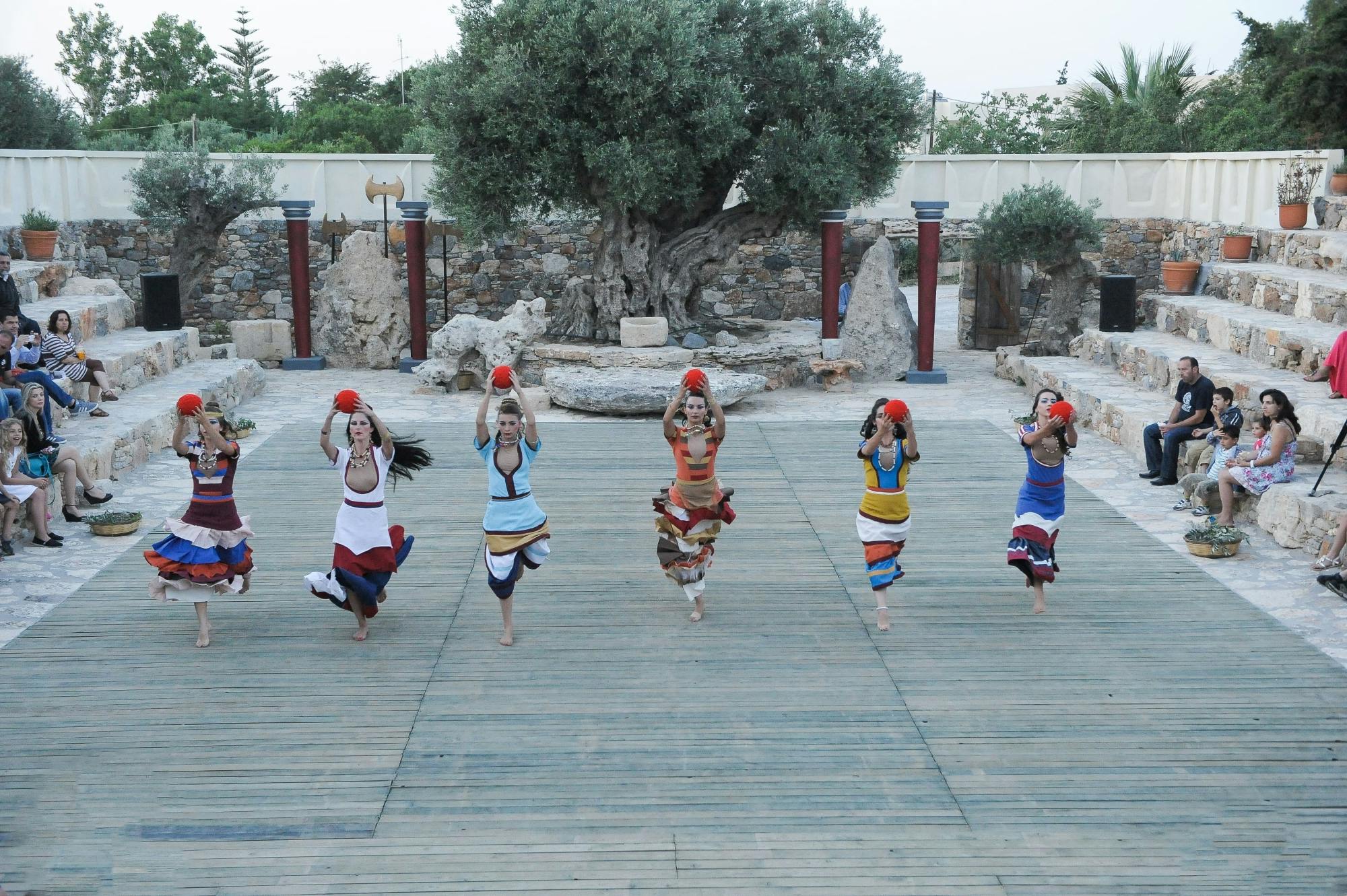 Knossos and Minoan Theatre Tour with Heraklion