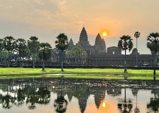 Excursão privada ao nascer do sol em Angkor com almoço e embarque no hotel