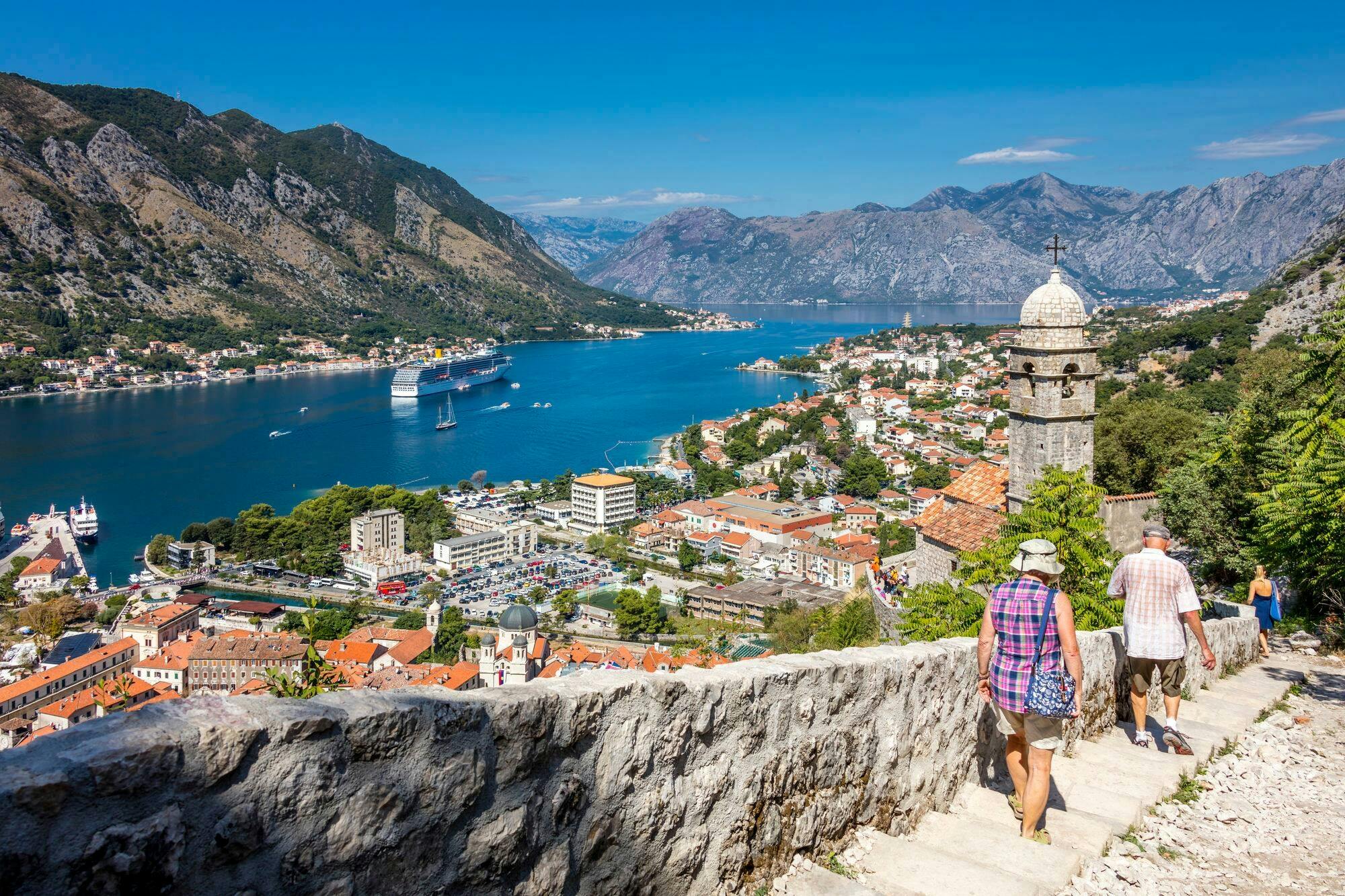 Bootsfahrt durch die Bucht von Kotor mit Insel Unsere Liebe Frau von den Felsen