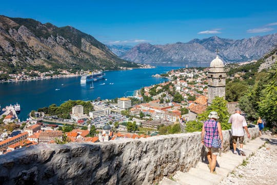 Bootsfahrt durch die Bucht von Kotor mit Insel Unsere Liebe Frau von den Felsen