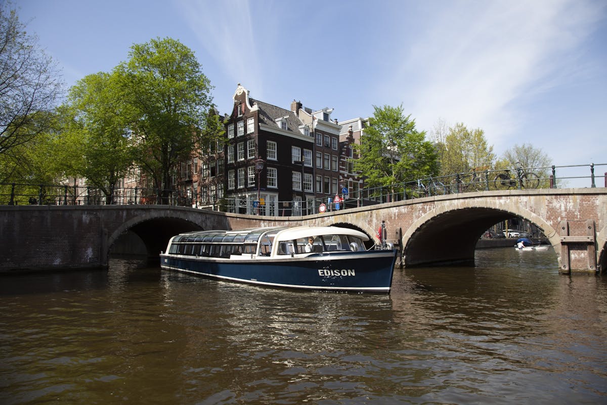 Amsterdam stad rondvaart door de grachten vanaf Hard Rock Caféde stad