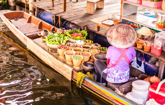 Damnoen Saduak floating market and Maeklong railway guided tour