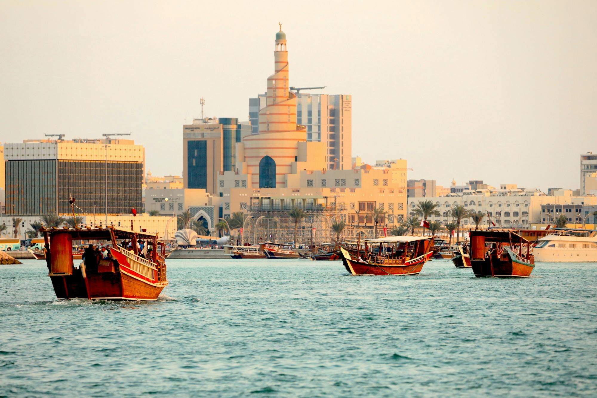 Cruzeiro Dhow Privado Exclusivo em Doha e Caminhada na Corniche com Pôr do Sol