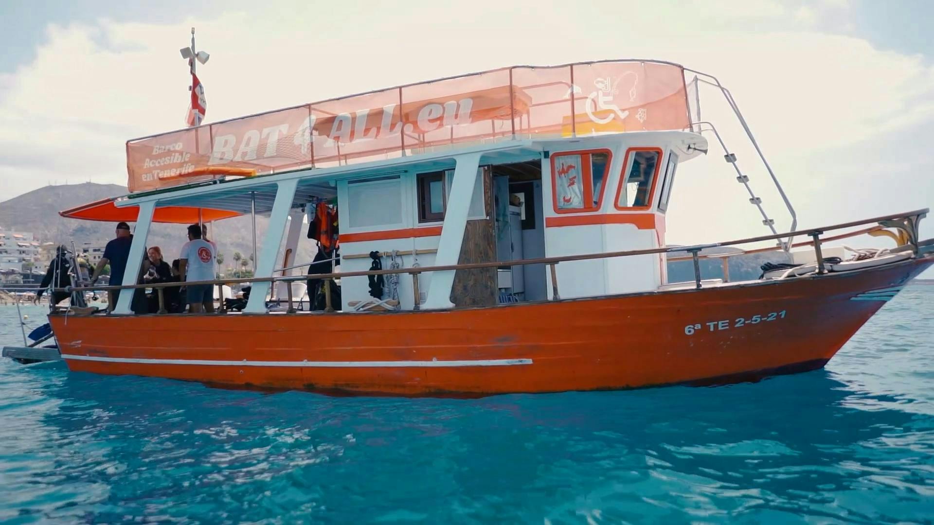 Walbeobachtungs-Kreuzfahrt im barrierefreien Boot