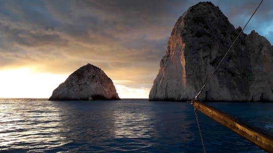 Rejs o zachodzie słońca na tradycyjnej greckiej łodzi u wybrzeży Zakynthos