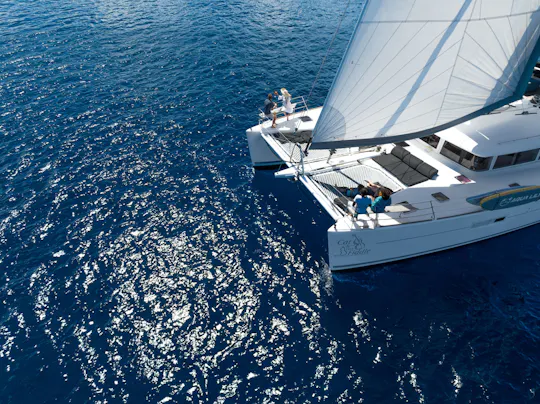 Cruzeiro de catamarã de luxo ao pôr do sol