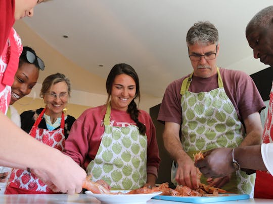 Cours de cuisine de pâtes italiennes faites à la main dans une maison de campagne de l'Ombrie