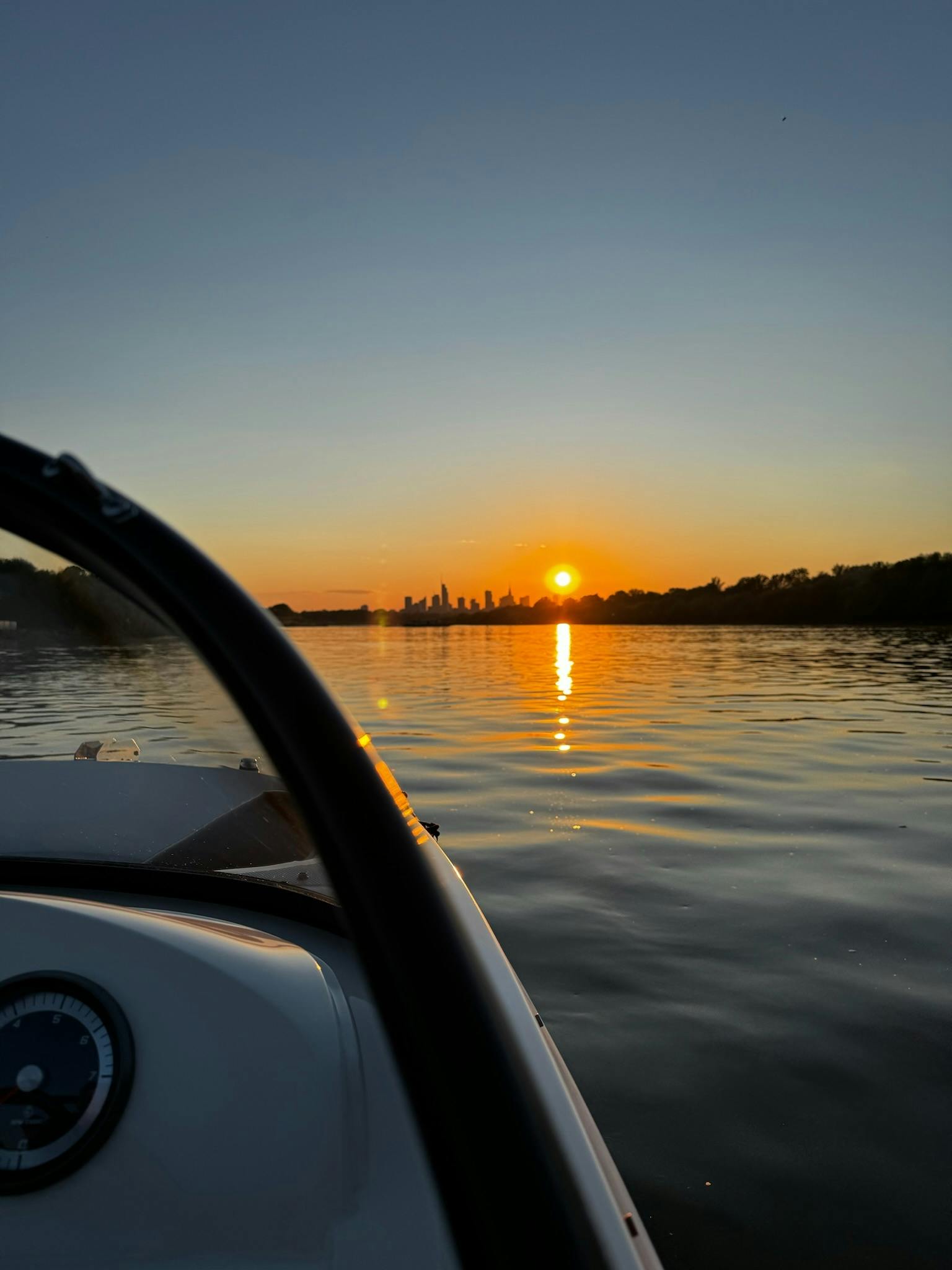 Cruzeiro privado ao pôr do sol no Rio Vístula em uma lancha