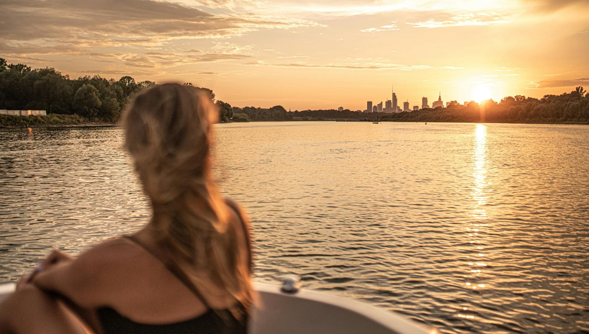 Privérondvaart bij zonsondergang in Warschau op een motorboot