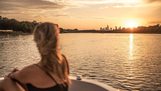 Privérondvaart bij zonsondergang in Warschau op een motorboot