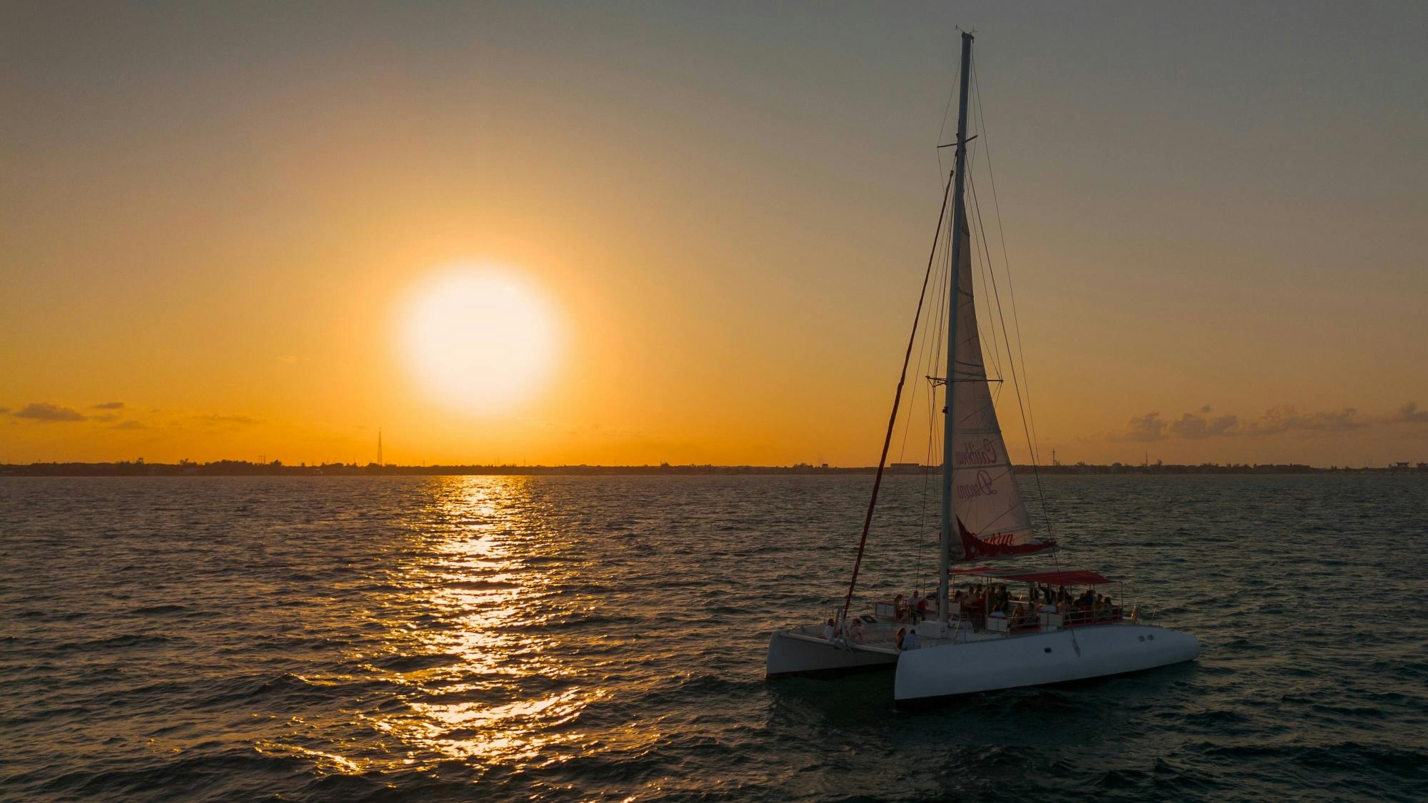 Rejs łodzią o zachodzie słońca w Cancun przez Cancun Sailing