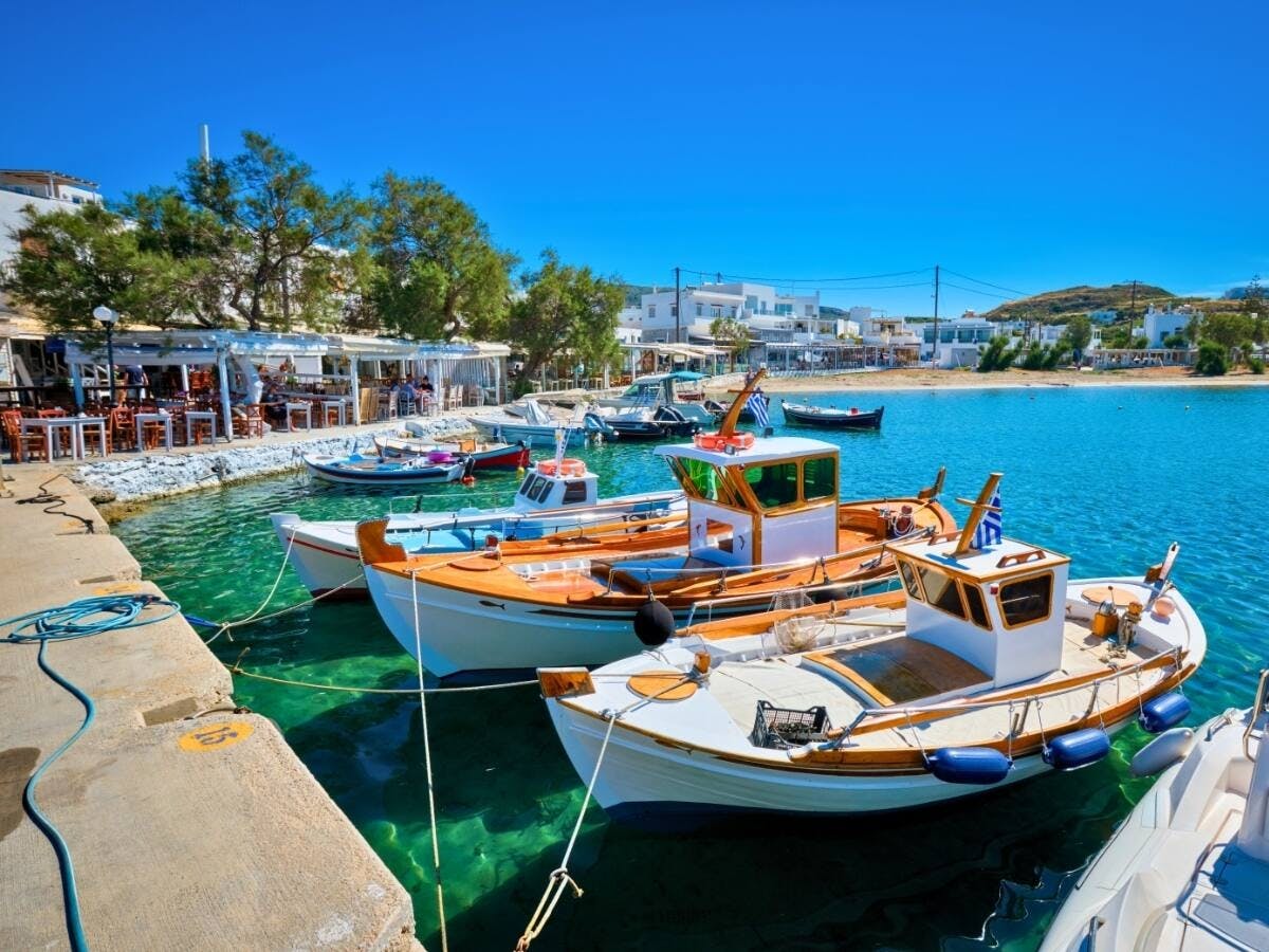 Excursión en ferry a la isla de Milos con traslado