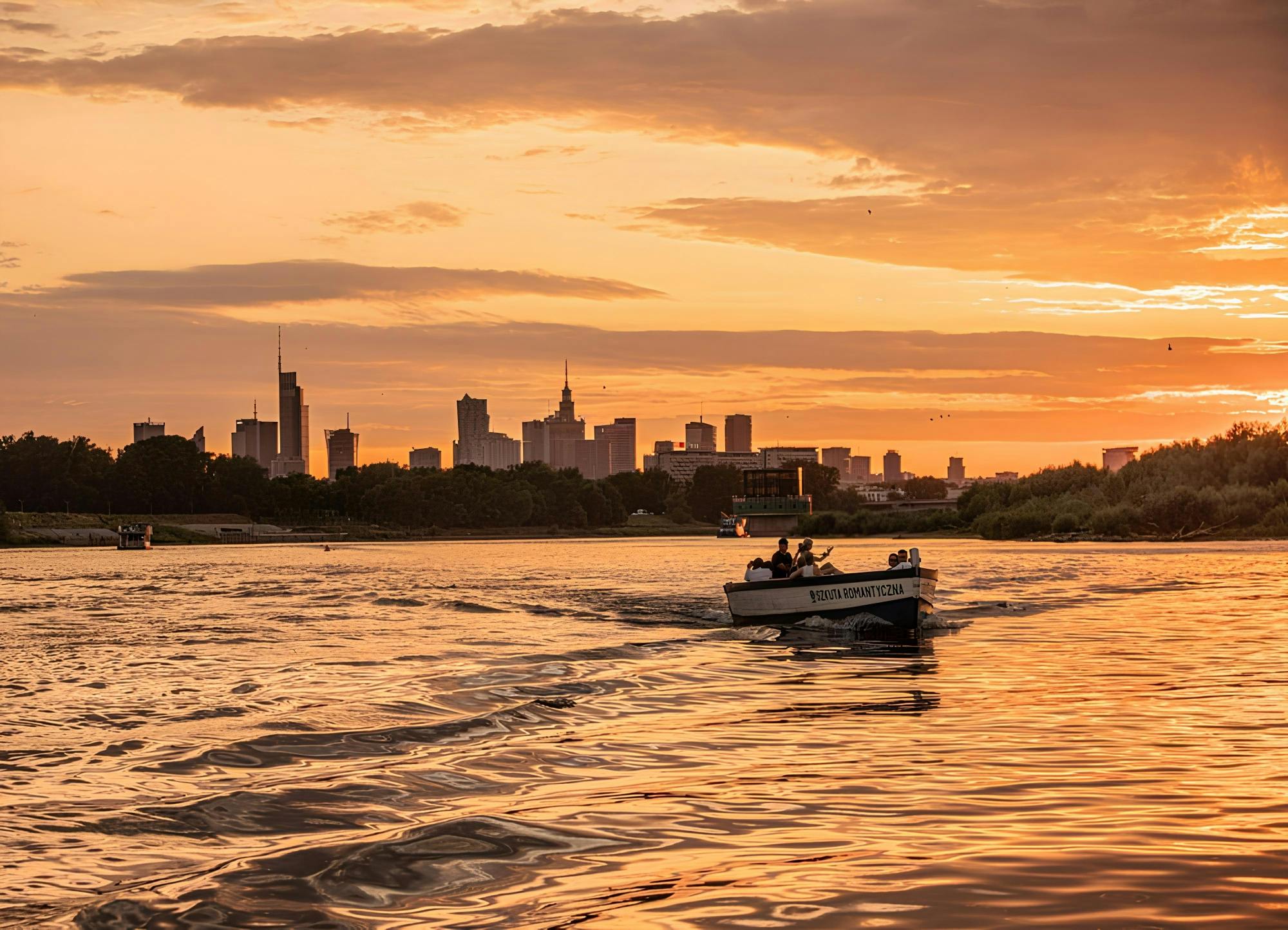 Warschau: Bootstour bei Sonnenuntergang und After-Party mit Cocktails und Snacks