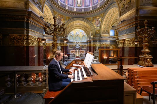 Ingang van de Sint-Stefanusbasiliek met groot orgelconcert