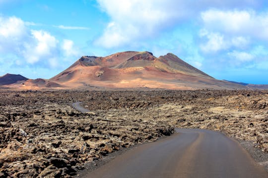 Lanzarote på rundtur til vulkaner og grotter fra Fuerteventura